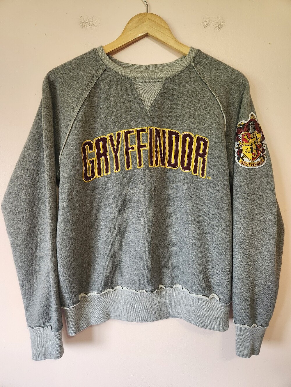Universal Studios Harry Potter Gryffindor Raw Edge Raglan Sweatshirt Size Small